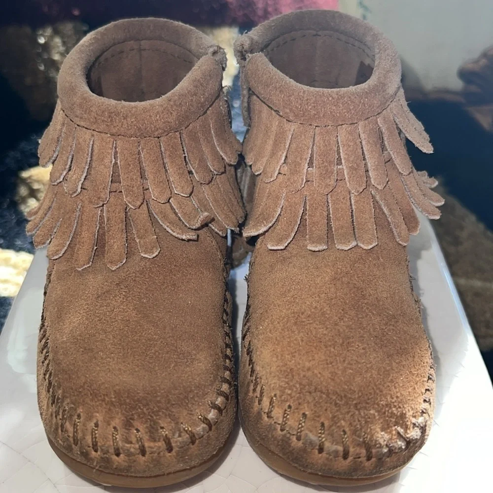 Minnetonka Children's Double Fringe Side Zip Boot, Brown, Leather Suede Size 6